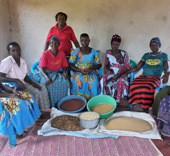 Dibulatyame FNSSG members of Bwiiza Parish in Namasagali Sub County, Kamuli District, sorting ingredients for making nutrient-dense flour. Photo taken in August 2024 by Mbeiza Moureen